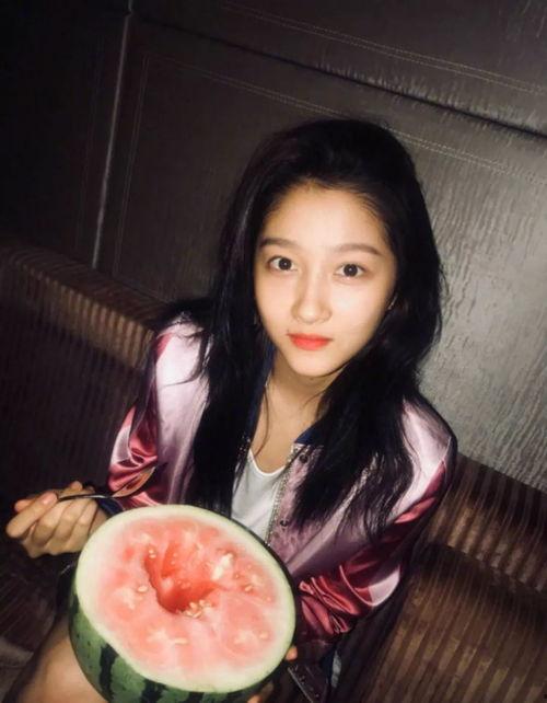 女星深夜吃瓜图片,女星神秘吃瓜瞬间曝光