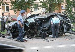 吃瓜把车撞了,一不留神撞了车，尴尬事引网友热议