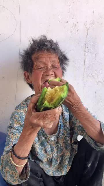 母亲吃瓜的视频,温馨日常瞬间捕捉