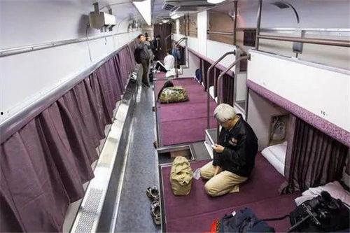 火车卧铺吃瓜汉堡,吃瓜汉堡的别样风情