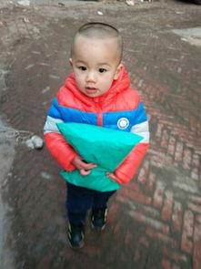 孩子掉牙吃瓜,见证孩子成长的快乐时光