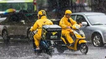 外卖小哥吃瓜瞬间,街头一幕引发网友热议