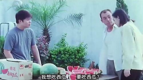 老大带小孩吃瓜,亲子时光温馨满满