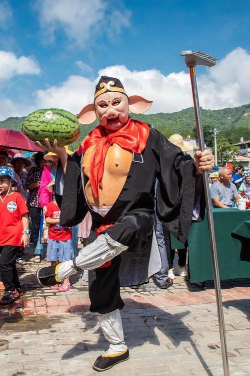 梁山西城吃瓜,夏日炎炎，吃瓜群众欢乐多