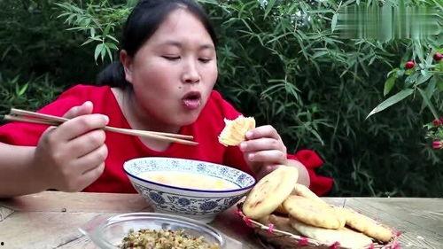 圆乎的妹妹吃瓜