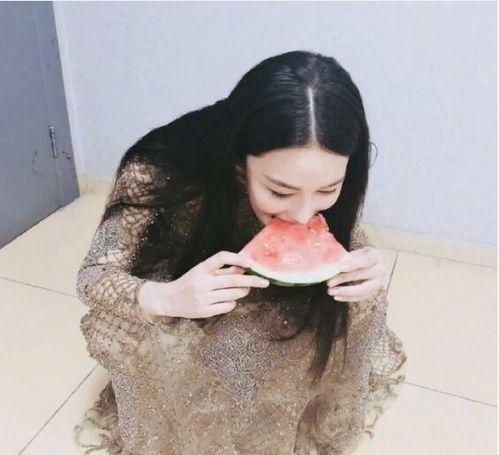 蹲着吃瓜的头像女生,邂逅瓜界女神 第2张 蹲着吃瓜的头像女生,邂逅瓜界女神 第2张