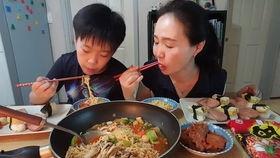 海角母子吃瓜,温馨时光定格永恒  第2张